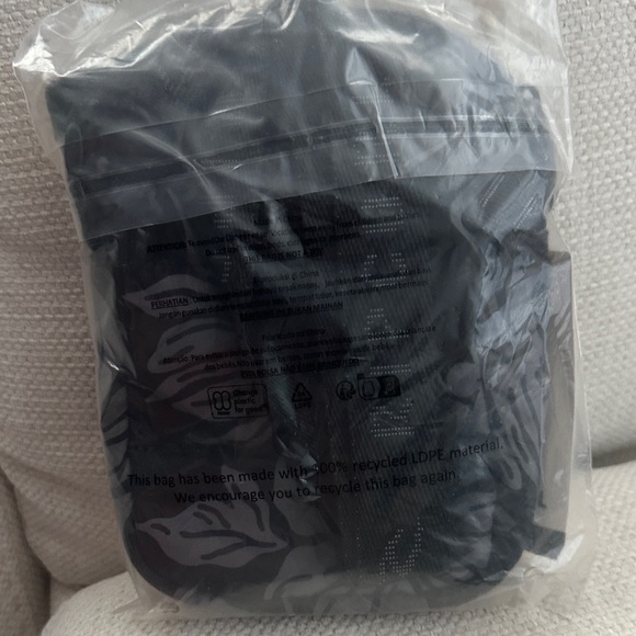 Rip Curl Weekend Travel Crossbody Bag — Black Grey Floral Quilted Sling (BNWT) - Picture 5 of 5